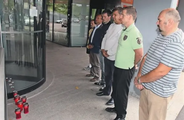  Skupina nekdanjih zaposlenih se je poklonila žalostni obletnici stečaja Kraškega zidarja s prižiganjem sveč