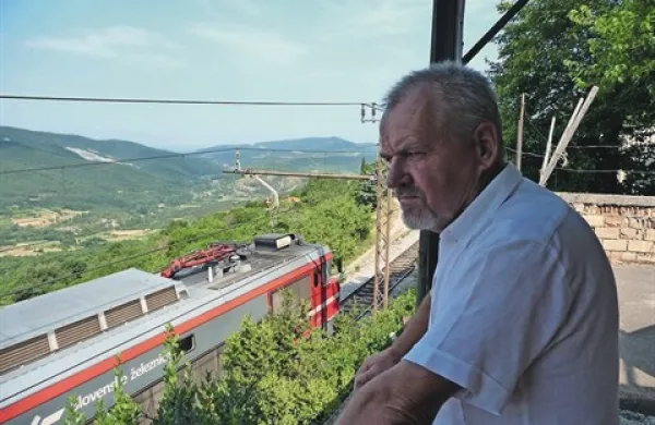 Pod Bordonovim dvoriščem večkrat dnevno švigajo vlaki