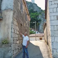 Ko se tovornjak zagozdi v  takšni ožini, je najbrž pestro 