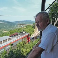 Pod Bordonovim dvoriščem večkrat dnevno švigajo vlaki