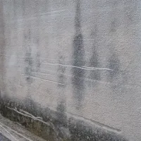 Preširoka vozila so povsem podrsala nekatera pročelja hiš
