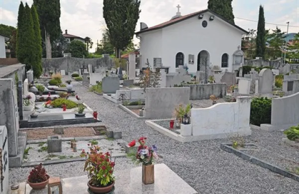 Na pokopališču bodo postavili spominske tlakovce, ki bodo predstavljali nekdanjo absurdno mejo. Gre za nadaljevanje muzeja Spomni se name (v ozadju), ki so ga uredili v nekdanji mrliški vežici. 
