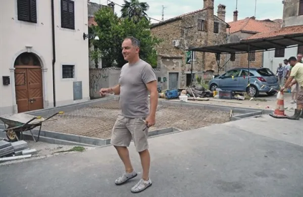 Krajani v Ulici Agrarne reforme si ne želijo, da bi jim smeti z  nastajajočega ekološkega otoka zaudarjale pod okni