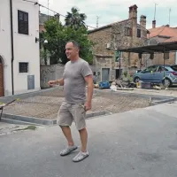 Krajani v Ulici Agrarne reforme si ne želijo, da bi jim smeti z  nastajajočega ekološkega otoka zaudarjale pod okni