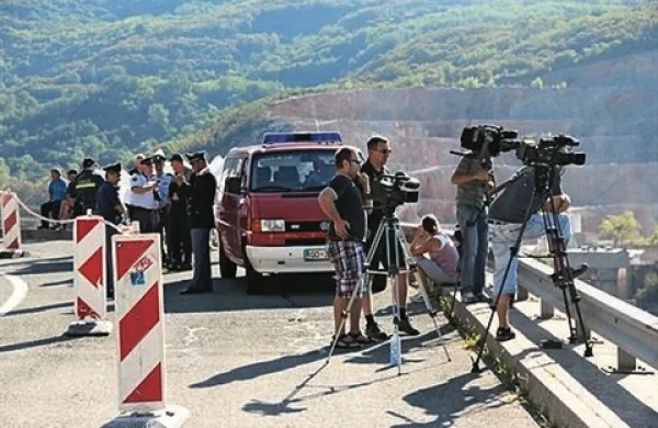 Pripadniki Državne enote za varstvo pred neeksplodiranimi ubojnimi sredstvi so iz Soče varno in brez težav odstranili 350-kilogramsko topovsko granato iz prve svetovne vojne. Prav tako ni bilo nevšečnosti z morebitnimi radovedneži.