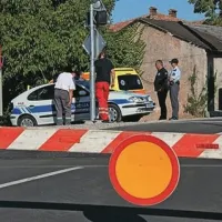 Bližnje ceste so zaprli in preventivno evakuirali približno  35 krajanov