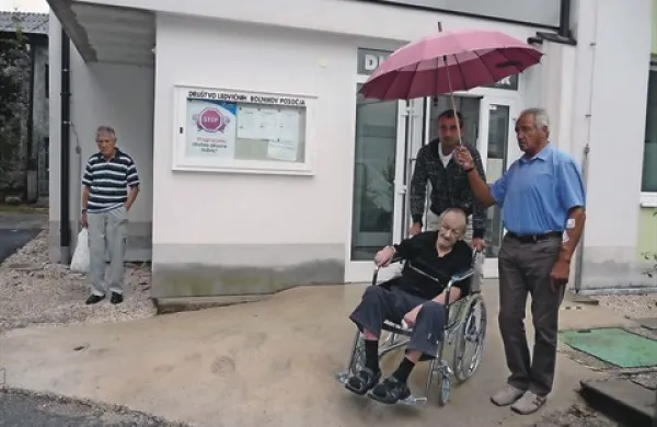 Pacienti, ki morajo sedaj po dežju do dializnega centra,  pričakujejo, da bodo odgovorni našli vsaj začasno rešitev, dokler okolice ne bodo celovito uredili