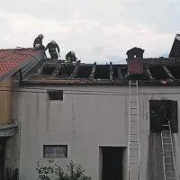 Ogenj je grozil dvema sosednjima hišama