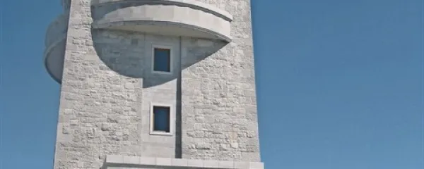 Sredino poti je predstavljal postanek na Cerju, pri spomeniku braniteljem slovenske zemlje