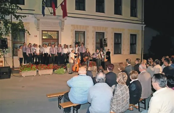 Bogat program in številno občinstvo ob 20-letnici delovanja KD Slavina