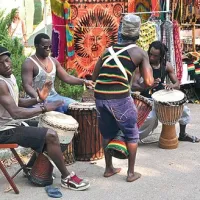 Na Overjamu so ritmi bobnov in stojnice z najrazličnejšimi izdelki reggae kulture nepogrešljivi 