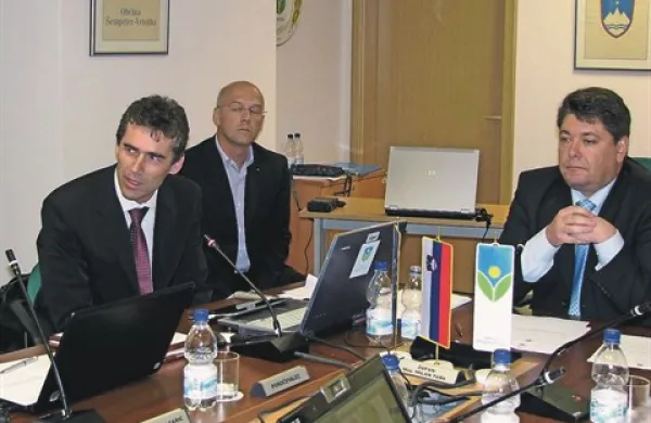 Sergej Racman (levo) bo v ponedeljek zvečer že četrtič prišel prepričevat svetnike, naj dajo soglasje za igralni salon 