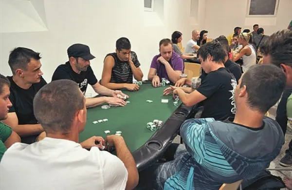 Poker je med mladimi vedno bolj priljubljen, zlasti spletna oblika te igre 