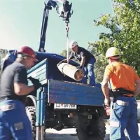 Granato so dvignili na tovornjak in jo odpeljali v skladišče, kjer bo počakala na uničenje