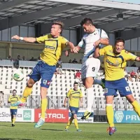 Dvoboj dveh strelcev: desno je Matej Palčič, ob njem pa Massimo Coda. Skrajno levo ju opazuje Saša Aleksander Živec, za žogo pa se bori tudi  Matej Mavrič Rožič, ki jo je skupil na koncu tekme.