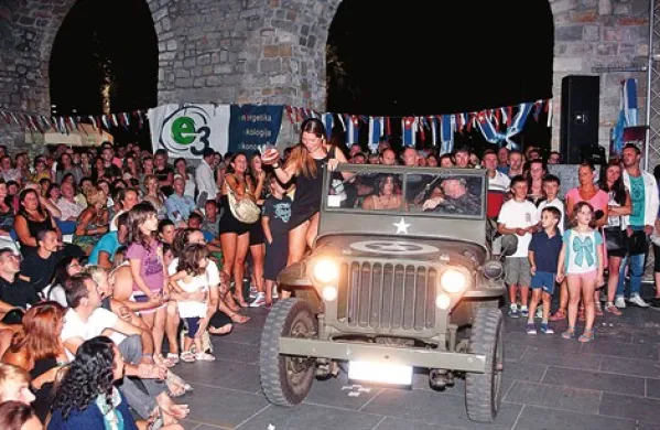 V Taverni so plesali in se veselili od jutra do večera