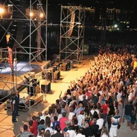 Prizorišče velikega koncerta na portoroški plaži