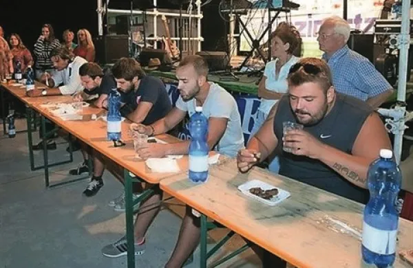 Za laskavi naslov se je potegovalo 12 jedcev, ženske se niso opogumile
