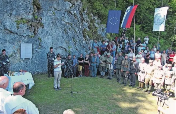 Mednarodna druščina se je udeležila rekordno obiskane sobotne slovesnosti ob  madžarski kapeli  pod  Mrzlim vrhom