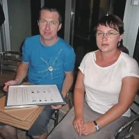 Tadej Koren in Joanna Lopata z uokvirjenimi podpisi o zavezi za sodelovanje 