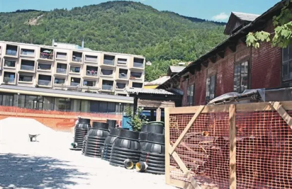  Neurejena Uta je v teh dneh vsem dobrodošlo skladišče gradbenega materiala za kanalizacijo