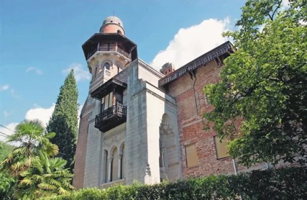 Ministrstvo bo najprej iskalo zasebnika, ki bi obnovil vilo, zato je prenos na občino že nekaj časa ustavljen 