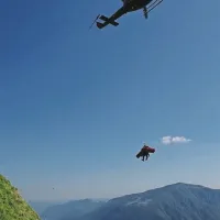 Truplo ponesrečenega padalca so dvignili v helikopter in ga prepeljali v dolino
