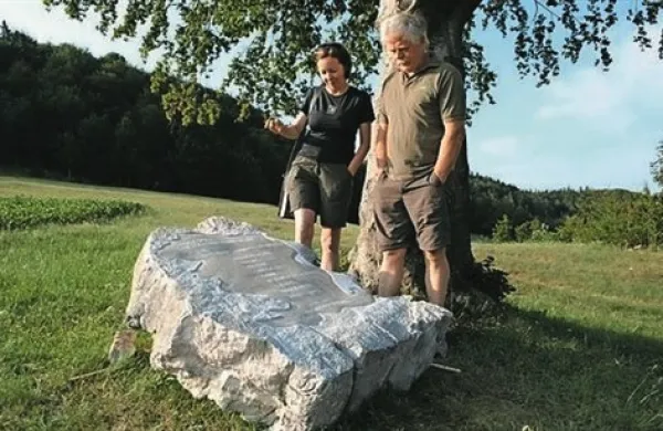 Silva Karim, avtorica podobe kamna,  in Franc Černigoj, avtor besede, zapisane na kamnu