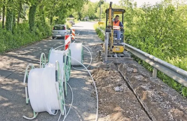 Med naselji so kable z optičnimi vlakni vkopali v tla, po naseljih pa večinoma speljali po zraku