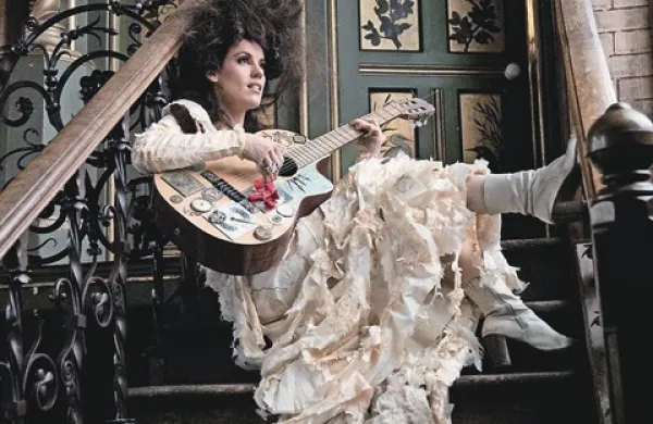 Letošnji festival Zmaj 'ma mlade bo drevi odprla   Kirsty Almedia iz zasedbo The Troubadours. V soboto pa angleško kantavorico pričakujejo na novogoriški Poletni sceni   