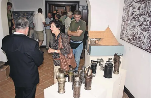 Najbolj zadovoljni z obiskom (na fotografiji je razstava rudniških svetilk) so v turističnem rudniku Antonijev rov
