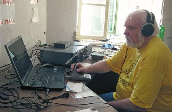 Miloš Oblak pred postajo v piranskem svetilniku