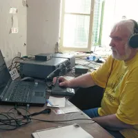 Miloš Oblak pred postajo v piranskem svetilniku