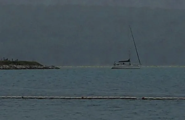 Danes, ob 1.01 je v bližini portoroške marine zaradi močnega vetra, tramontane, nasedla jadrnica s posadko