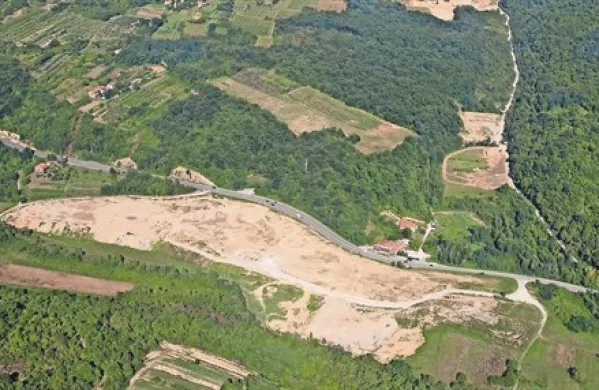 Na nasutju Finali Tradinga ob cesti Koper - Dragonja bodo zgradili bencinsko črpalko, a šele sočasno z odsekom bodoče hitre ceste  