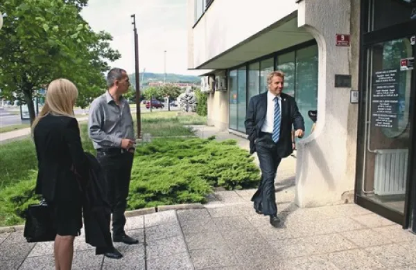 Potrditev prepovedi objave spornega besedila je dober obet za Deana Juriča (levo), da bo od Srečka Prijatelja (desno) iztožil še odškodnino