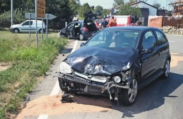V križišču na Ajševici sta včeraj trčila avtomobila