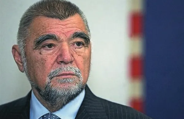 Tudi hrvaški preiskovalci bodo morali v celoti preveriti sporni posel nakupa finskih oklepnikov za Hrvaško vojsko, med drugimi tudi vlogo nekdanjega predsednika države Stipeta Mesića