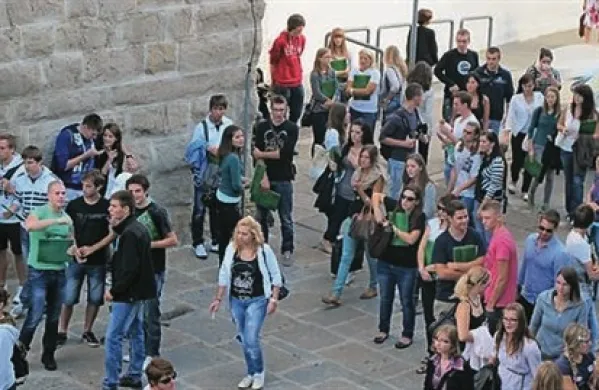 Študenti, ki so do zdaj bivali v študentskem domu ali pri zasebniku s subvencijo, imajo še danes čas za oddajo vloge za podaljšanje bivanja za prihodnje študijsko leto