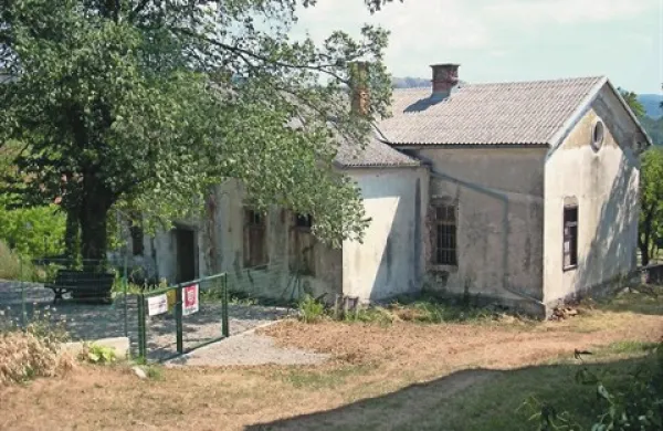 Na Občini Pivka  letošnjo jesen načrtujejo obnovo več kot sto let stare šole na Kalu