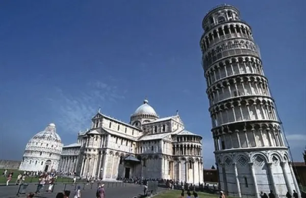Italijanski turistični magnet, poševni stolp v Pisi, naj bi po dolgotrajni obnovi, ki se je začela leta 1990, varen za naslednjih 200 do 300 let