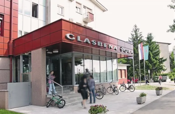 V glasbeni šoli je bilo od začetka leta med zaposlenimi slišati negodovanja. Po dolgem postopku pa je  svet zavoda  razrešil ravnatelja Mykhayla Madana. 