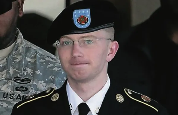 Ameriško vojaško sodišče v Fort Meadu je danes obsodilo vojaka Bradleyja Manninga na 35 let zapora zaradi posredovanja zaupnih podatkov organizaciji WikiLeaks