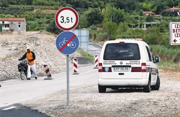 Če se kolesar spremeni v pešca, ni v prekršku