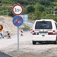 Če se kolesar spremeni v pešca, ni v prekršku