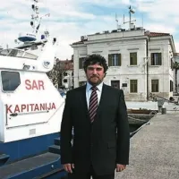 Upravo RS za pomorstvo  kot v. d. direktorja trenutno  vodi Valter Suban, ki ga je vlada na ta položaj imenovala konec lanskega leta