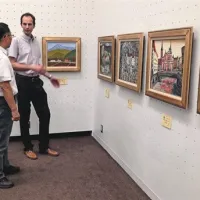 Japonci in številni turisti občudujejo lepote Slovenije na slikarskem platnu