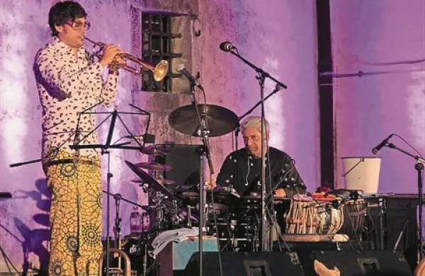 Trilok gurtu (desno)  je koncert posvetil trobenti in slavnim trobentačem