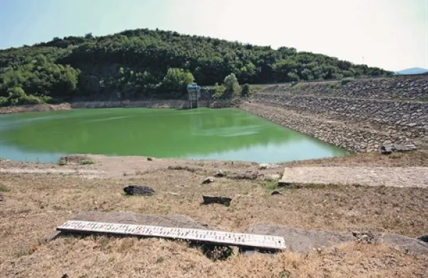 Vse bolj običajna poletna podoba namakalnega zadrževalnika