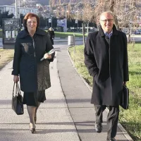 Pečanova in Domio decembra 2009 ob prihodu na koprsko sodišče. Oprostilna sodba ju je lani oprala očitkov o zlorabi položaja in pridobivanja premoženjske koristi.  